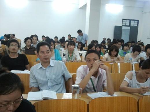 培训现场，教师交流