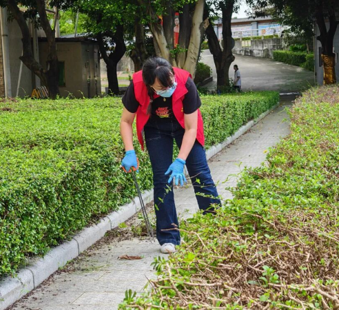 党建引领聚合力 除蚊防疫迎开学——我校开展校园灭蚊专项行动主题党日活动