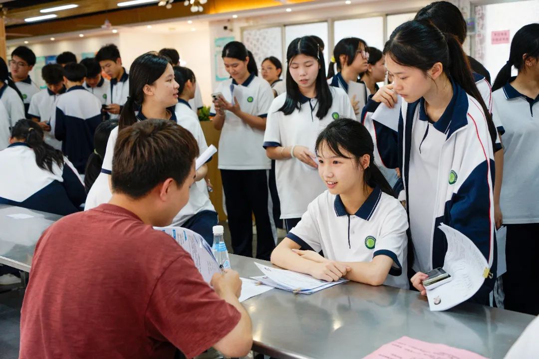 《实习岗位送到"家"！我校这场招聘会太给力》
