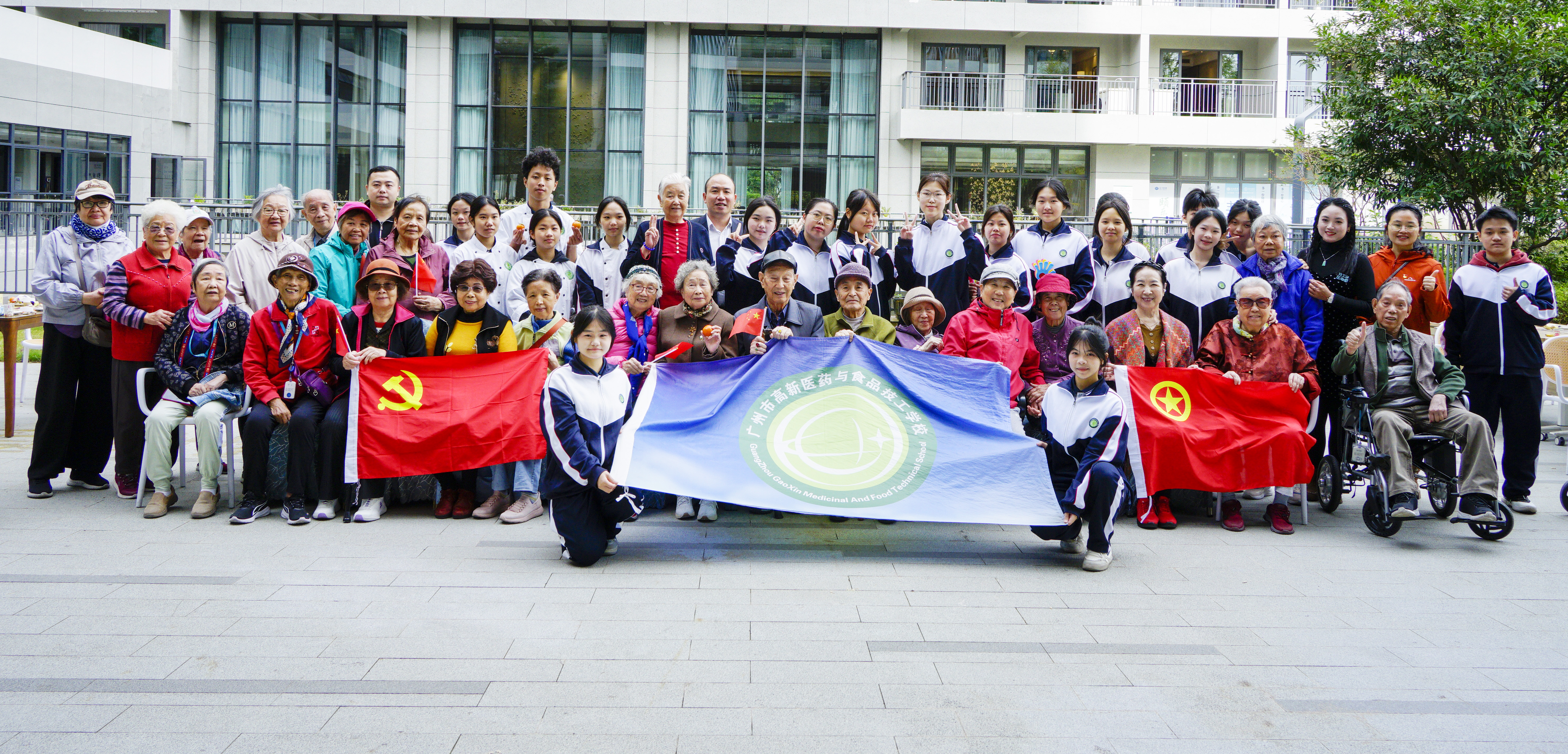 围炉煮茶暖深秋，青春相伴感恩行 | 我校师生赴富力颐安开展感恩节主题活动
